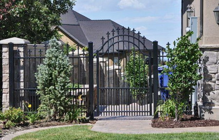 Металлические заборы и ограждения